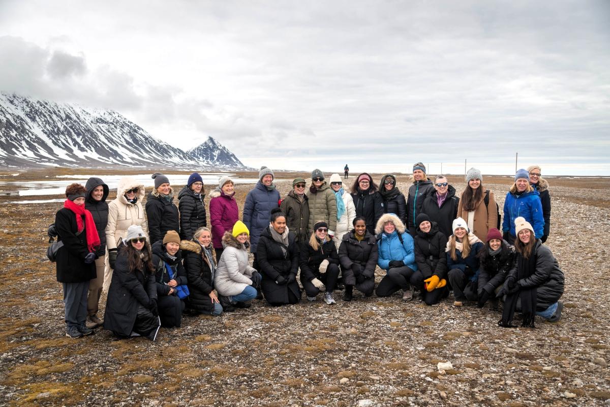 USA delegasjon svalbard.jpg en stor gruppe kvinner poserer i et nakent vinterlandskap